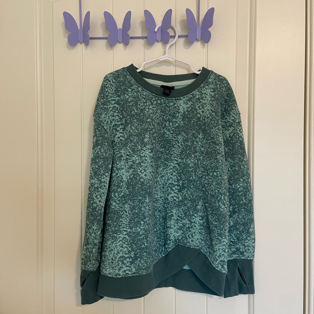 EUC All in Motion girl’s teal artsy patterned thumb cutout sleeve crewneck small